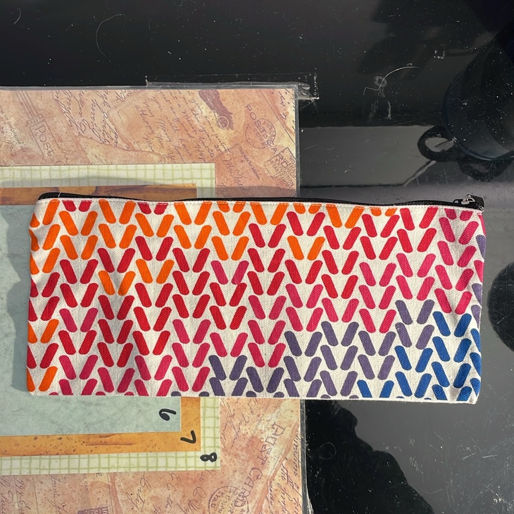 🎁 Free with purchase! Zippered cosmetics case, pencil case or notions bag